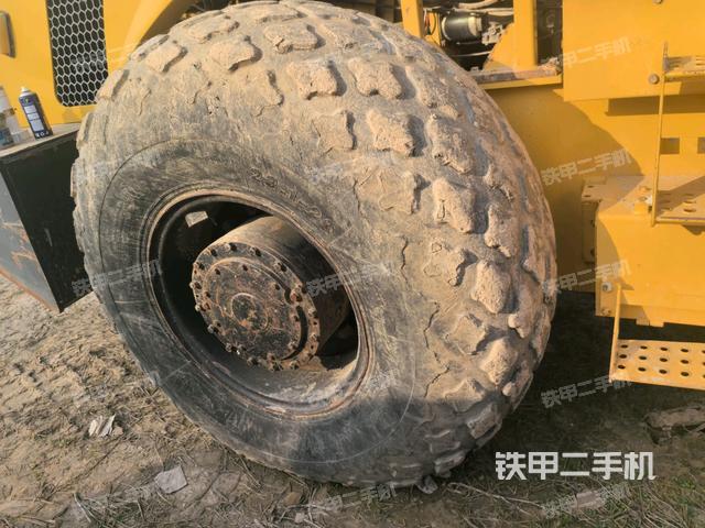 前輪右側(cè)減震塊連接及部件（壓路機(jī)前后車架）