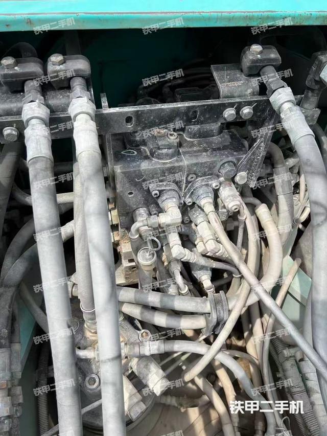 回转马达和主控阀（整机外观）