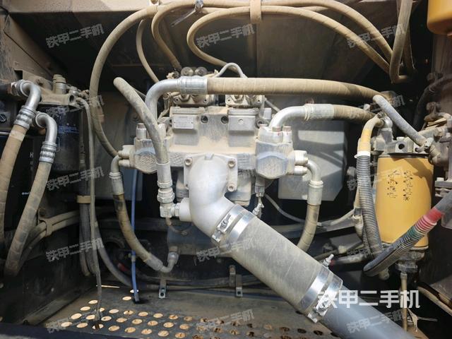 液壓泵艙室正面整體（整機外觀）