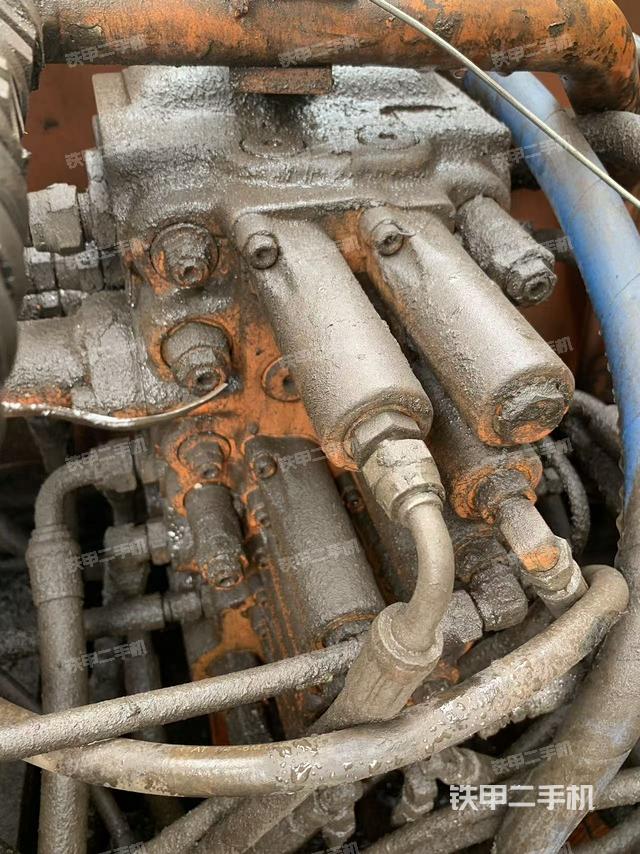 回转马达和主控阀（整机外观）