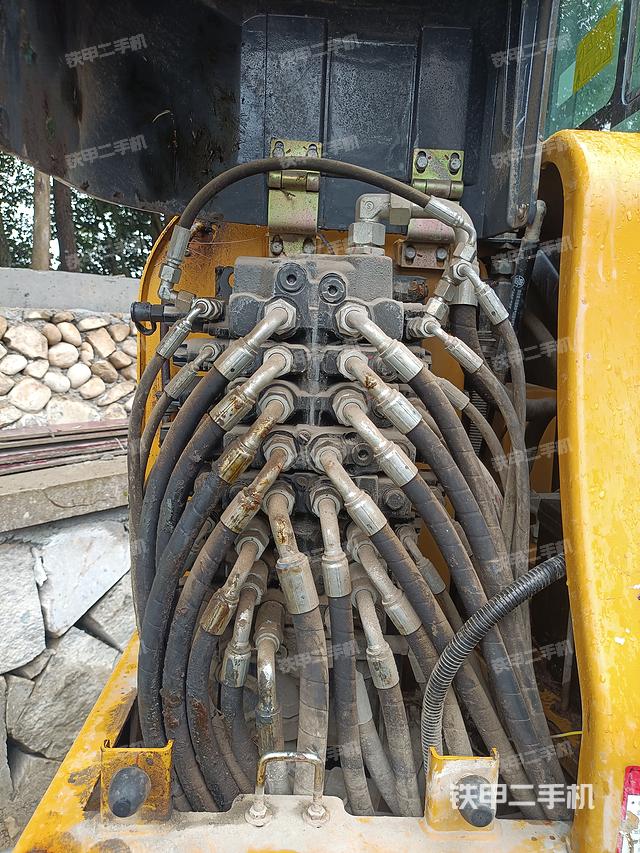 回转马达和主控阀（整机外观）