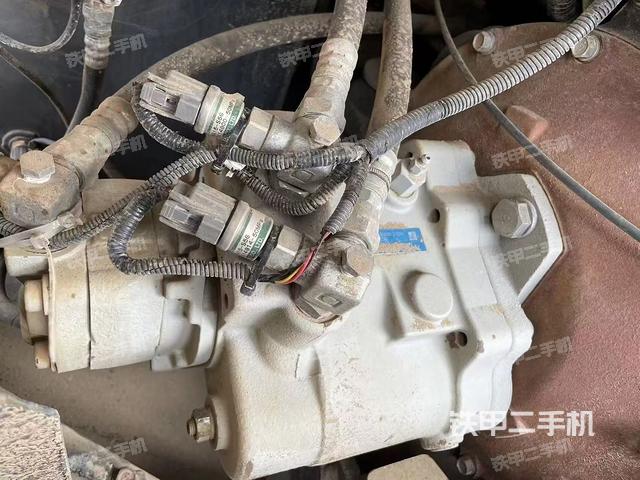 液压泵舱室正面整体（整机外观）