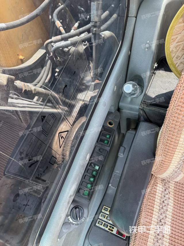 回转马达和主控阀（整机外观）