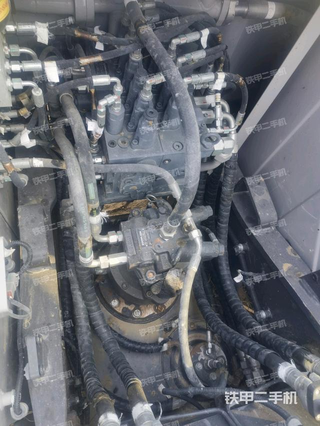 回转马达和主控阀（整机外观）