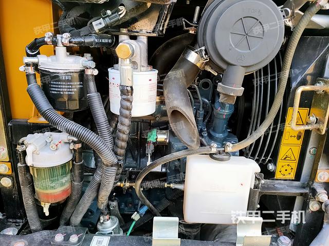 液壓泵艙室正面整體（整機外觀）