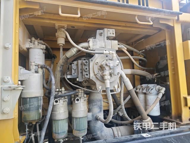 液压泵舱室正面整体（整机外观）