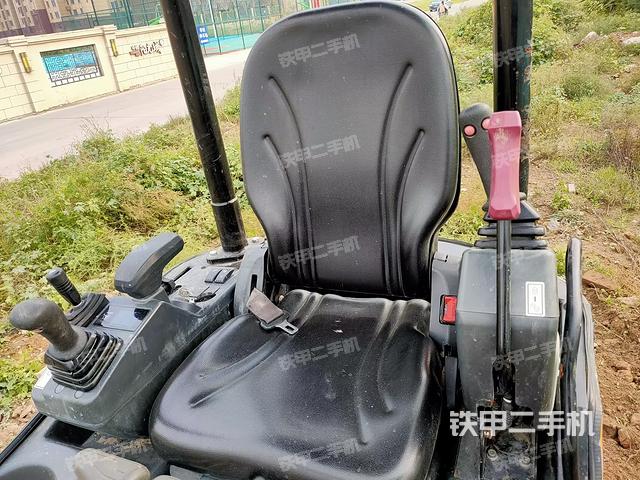 驾驶室顶部（整机外观）