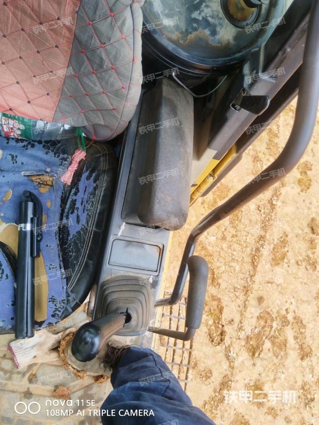 座椅右侧控制台/钥匙门/油门/含右手柄（驾驶室部分）