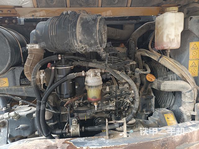 液压泵舱室正面整体（整机外观）