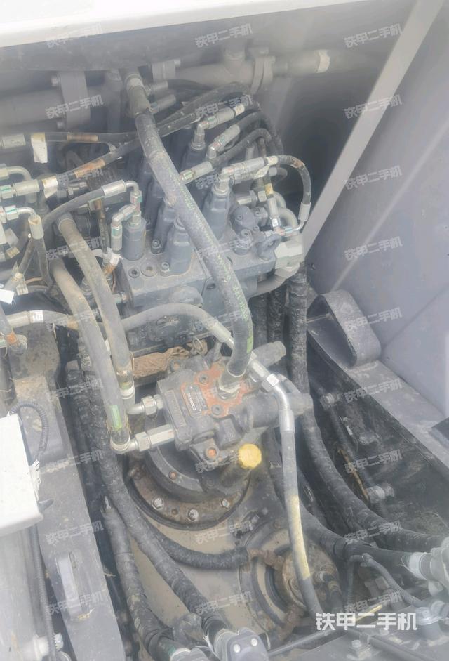 回转马达和主控阀（整机外观）