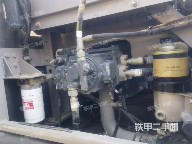 液压泵舱室正面整体（整机外观）