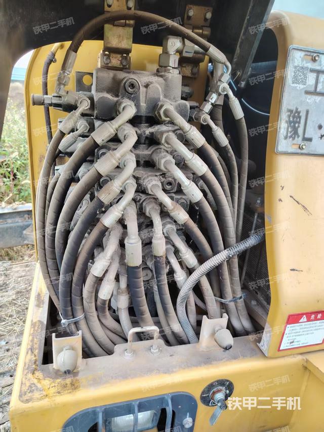 回轉(zhuǎn)馬達(dá)和主控閥（整機(jī)外觀）