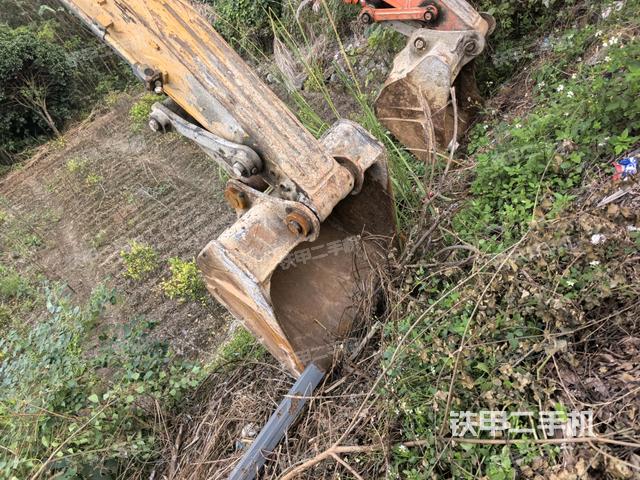 大臂油缸整体 竖拍（工作和回转装置）