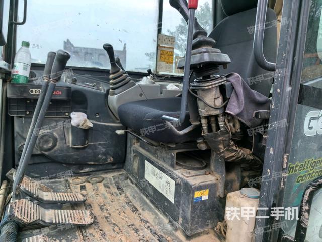 座椅左侧控制台/音响/含左手柄（驾驶室部分）