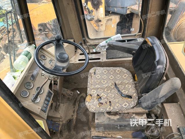 駕駛室內(nèi)部（駕駛室部分）