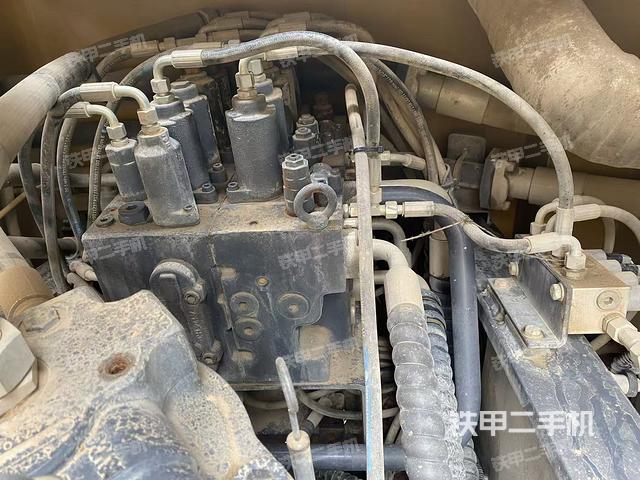 回转马达和主控阀（整机外观）