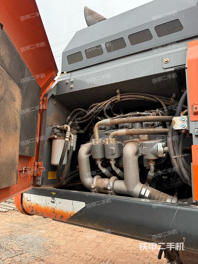 液压泵舱室正面整体（整机外观）