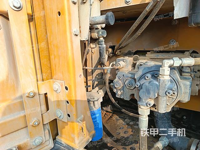 液压泵舱室正面整体（整机外观）