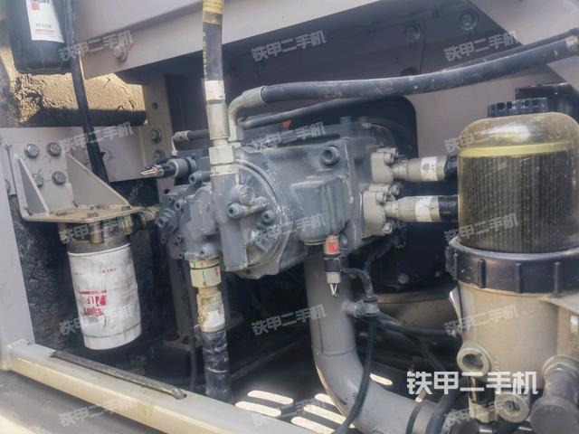 液压泵舱室正面整体（整机外观）