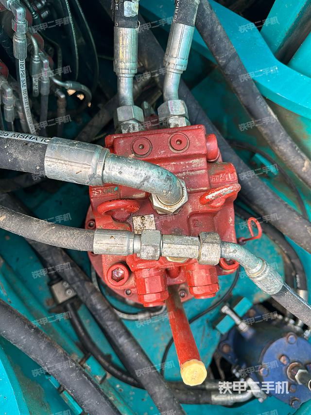 回轉(zhuǎn)馬達(dá)和主控閥（整機(jī)外觀）