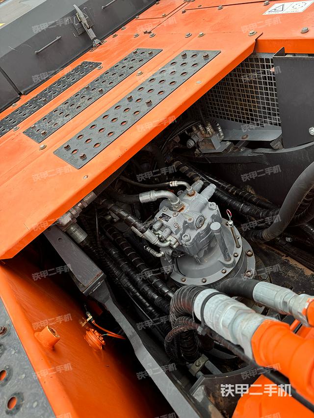 回转马达和主控阀（整机外观）