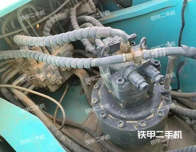 回转马达和主控阀（整机外观）