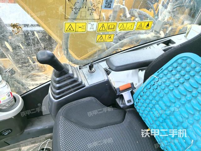 行走控制手柄和踏板 俯拍（驾驶室部分）