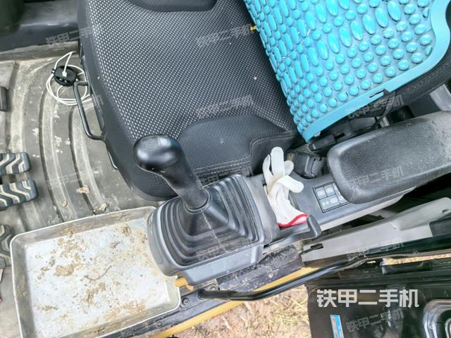 后窗玻璃角标（驾驶室部分）