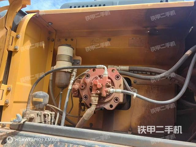 液壓泵艙室正面整體（整機外觀）