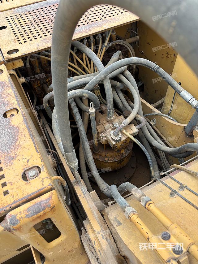 回转马达和主控阀（整机外观）