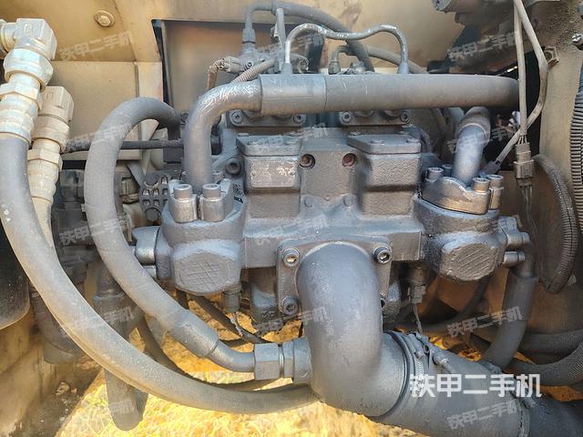 液压泵舱室正面整体（整机外观）