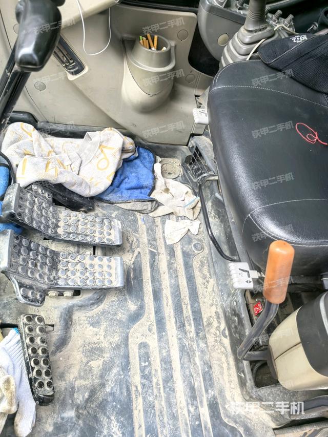 行走控制手柄和踏板?俯拍（駕駛室部分）