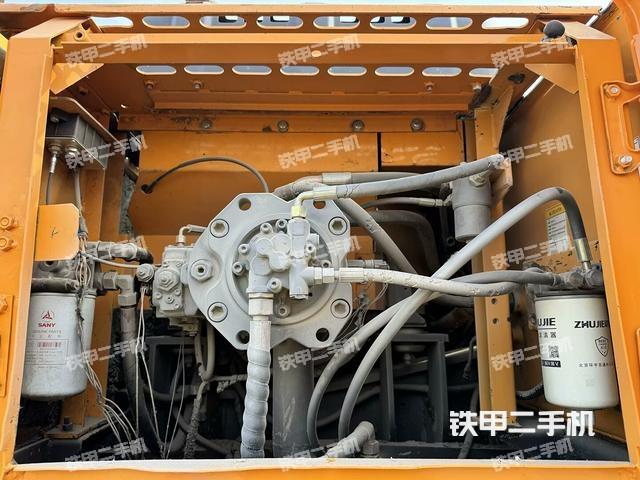 液压泵舱室正面整体（整机外观）