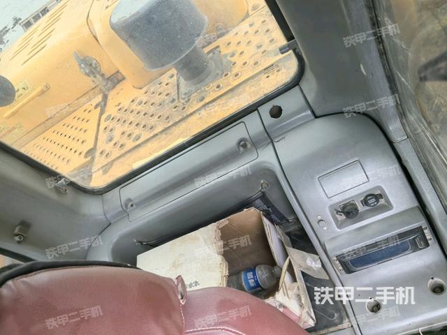 行走控制手柄和踏板 俯拍（驾驶室部分）