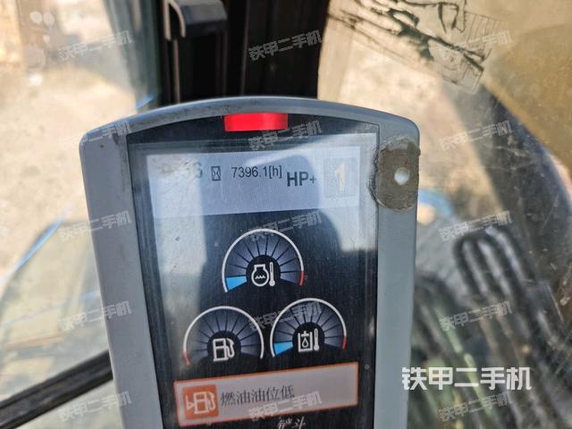 行走控制手柄和踏板 俯拍（驾驶室部分）