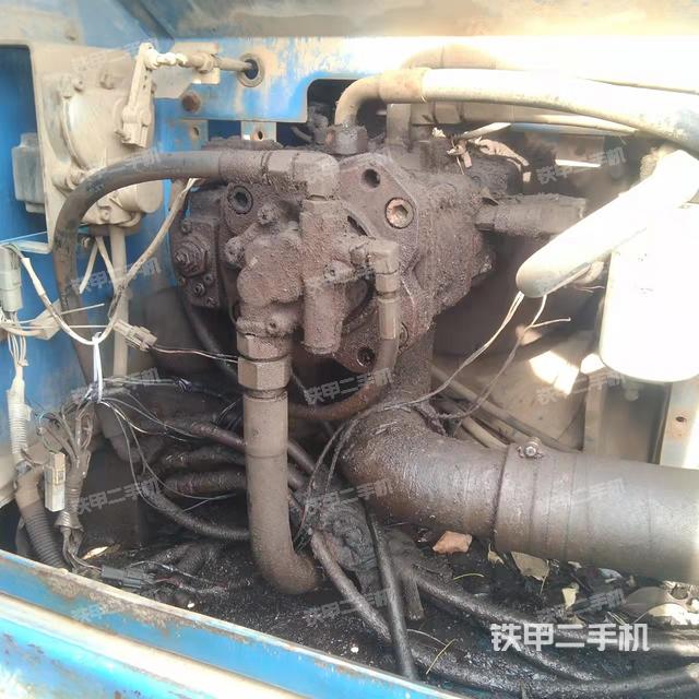 液压泵舱室正面整体（整机外观）