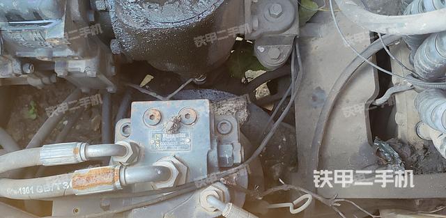 回转马达和主控阀（整机外观）