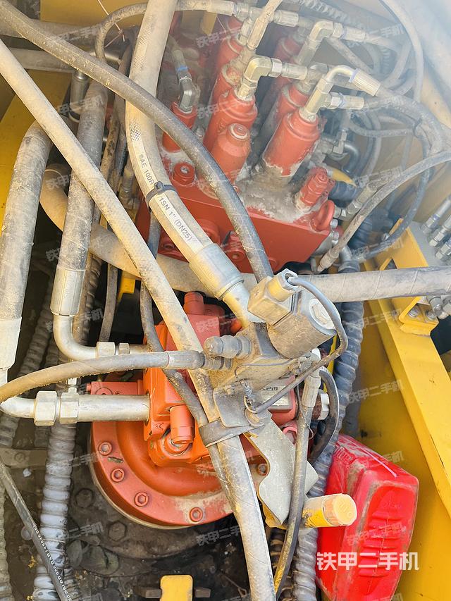 回转马达和主控阀（整机外观）