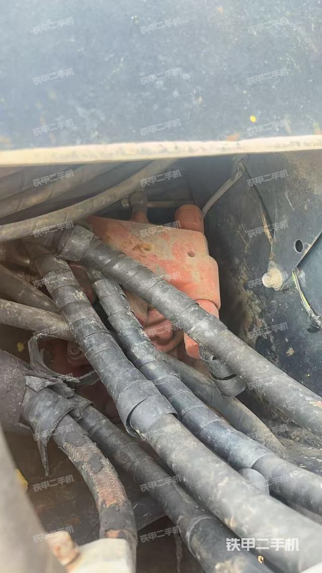 回转马达和主控阀（整机外观）