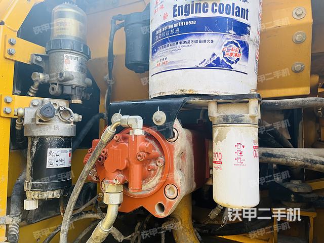 液压泵舱室正面整体（整机外观）