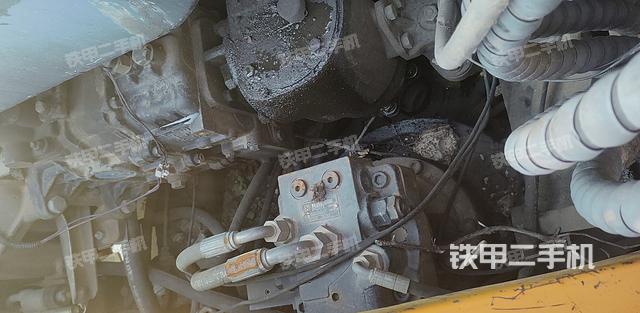 液压泵舱室正面整体（整机外观）