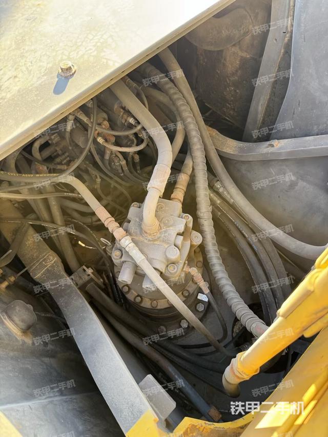 回转马达和主控阀（整机外观）