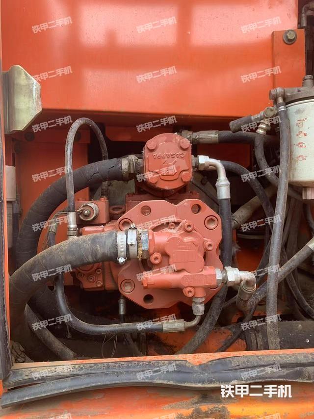 液压泵舱室正面整体（整机外观）