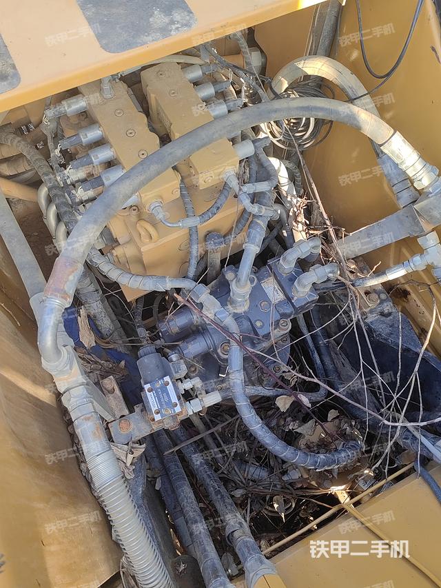 回转马达和主控阀（整机外观）