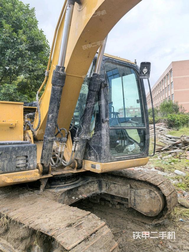 大臂油缸整体 竖拍（工作和回转装置）