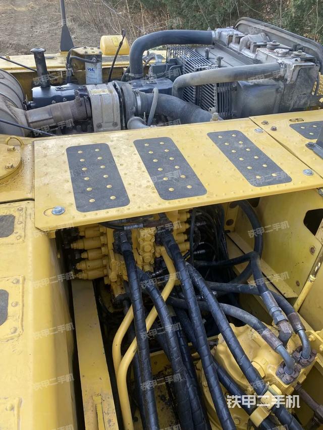 回轉(zhuǎn)馬達(dá)和主控閥（整機(jī)外觀）