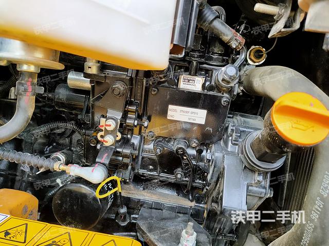 液压泵舱室正面整体（整机外观）