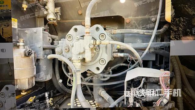 液压泵舱室正面整体（整机外观）