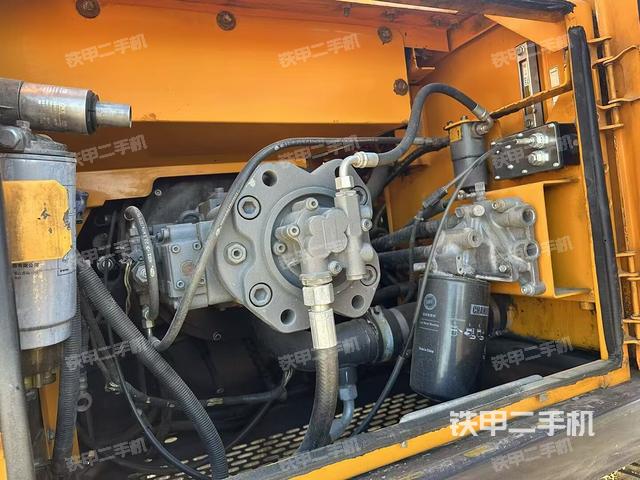 液压泵舱室正面整体（整机外观）