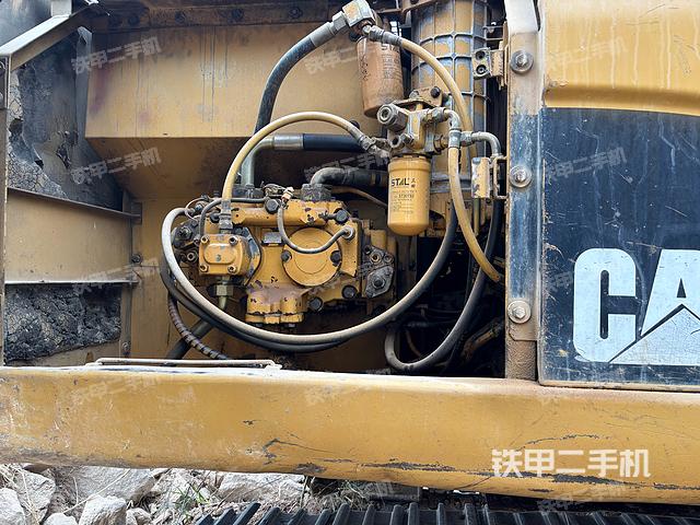 液压泵舱室正面整体（整机外观）